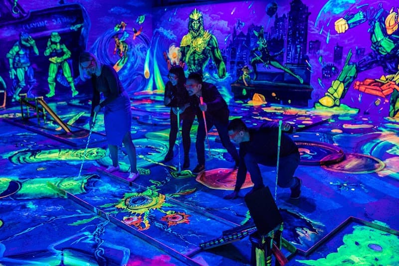 Glowing Rooms 3D Mini Golf